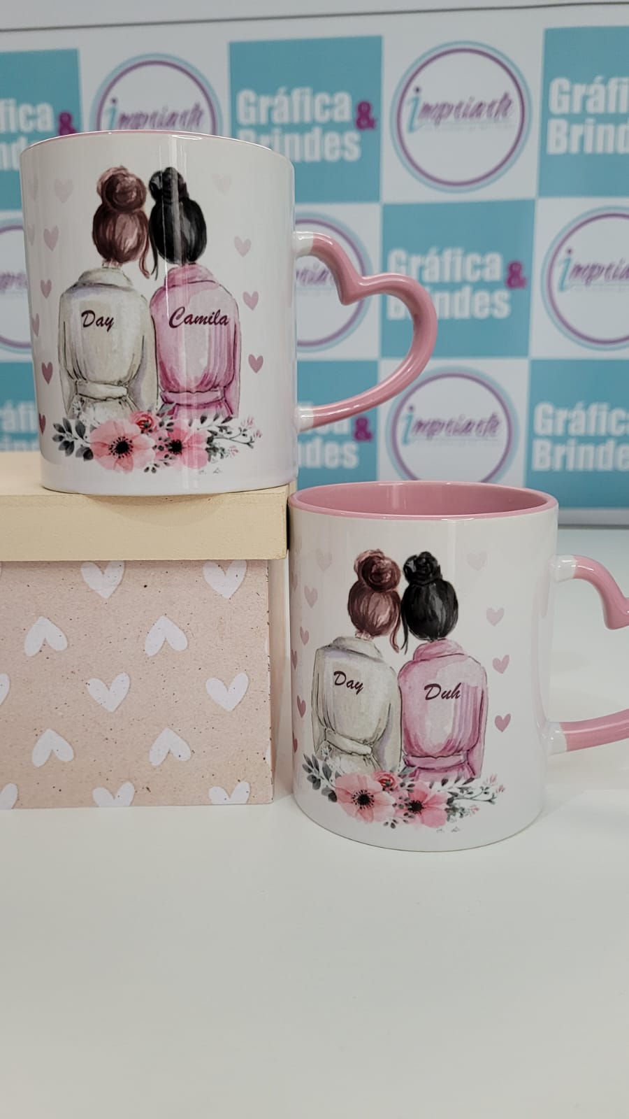 Caneca de cerâmica branca com alça coração e interior rosa - Imagem 2